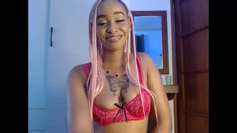 Snapshot of madamcoco chatting on 05.07.26 queency online show from 05.07.26