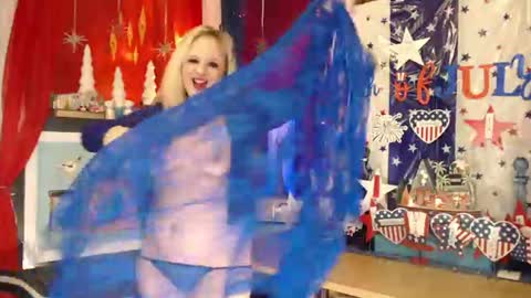 Snapshot of maddisonrae76 chatting on 06.11.26 MaddisonRae online show from 06.11.26