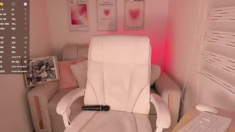 Snapshot of maddy_bronw chatting on 10.24.25 Maddy online show from 10.24.25