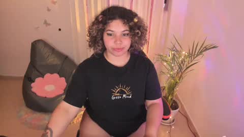 Snapshot of madelaine_taylor chatting on 02.25.25 madelaine_taylor online show from 02.25.25