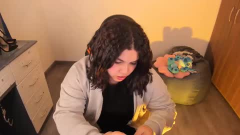 Snapshot of madelaine_taylor chatting on 10.17.25 madelaine_taylor online show from 10.17.25