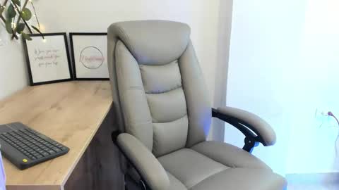 Snapshot of madeleine_w chatting on 09.12.25 Madeleine online show from 09.12.25