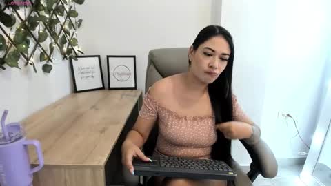 Snapshot of madeleine_w chatting on 10.21.25 Madeleine online show from 10.21.25