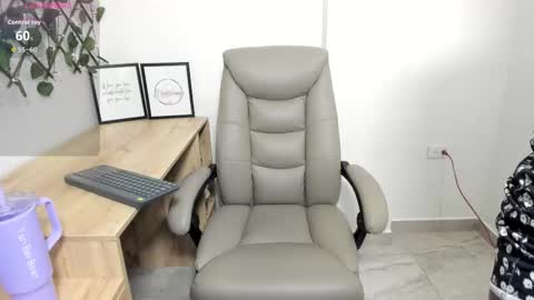 Snapshot of madeleine_w chatting on 11.27.25 Madeleine online show from 11.27.25