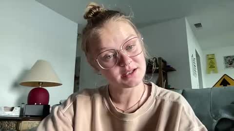 Snapshot of madlymads chatting on 12.19.25 madlymads online show from 12.19.25