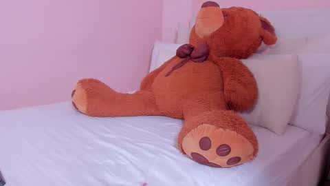 Mae Lyra online show from 11.06.25