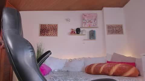 Maeve  schedule 11 am- 530 pm colombia time  online show from 02.10.26