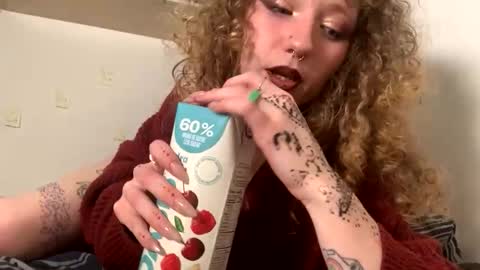 Snapshot of maevebabexo chatting on 12.21.25 maevebabexo online show from 12.21.25