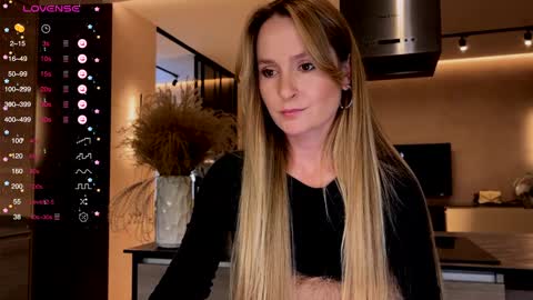 Snapshot of magicpeaach chatting on 12.14.24 magicpeaach online show from 12.14.24