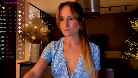 Snapshot of magicpeaach chatting on 01.11.25 magicpeaach online show from 01.11.25