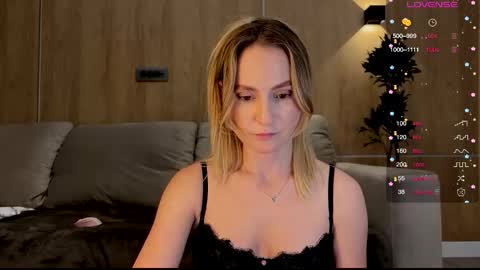 Snapshot of magicpeaach chatting on 02.11.25 magicpeaach online show from 02.11.25