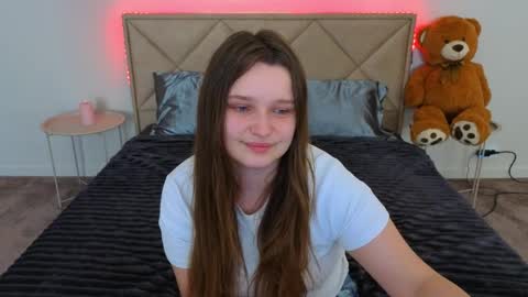 Snapshot of magicpeachhs chatting on 05.12.26 Emily online show from 05.12.26