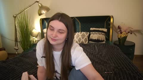 Snapshot of magicpeachhs chatting on 05.13.26 Emily online show from 05.13.26