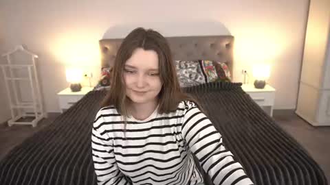 Snapshot of magicpeachhs chatting on 06.17.26 Emily online show from 06.17.26