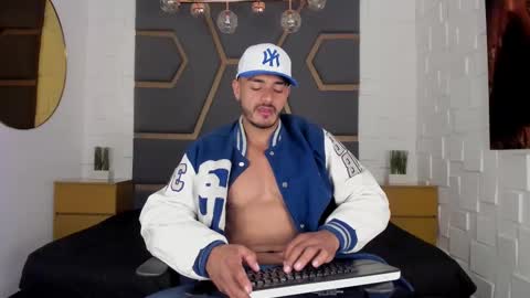 Snapshot of magnusclark chatting on 09.11.25 Magnusclark online show from 09.11.25