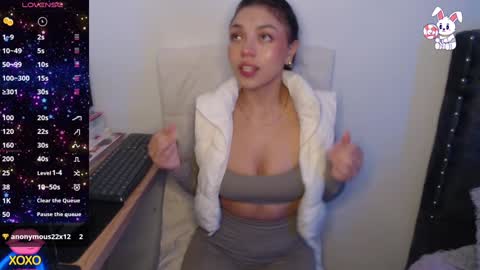 Snapshot of maiaa_evans chatting on 12.04.24    t  online show from 12.04.24