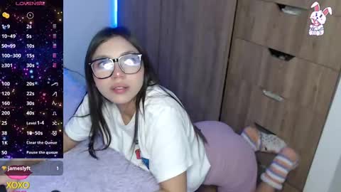 Snapshot of maiaa_evans chatting on 03.05.25    t  online show from 03.05.25