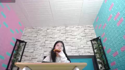  MAILY CAN  online show from 09.22.25