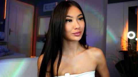 Snapshot of maistream chatting on 11.18.25 Mai online show from 11.18.25