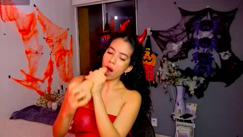 Snapshot of maithe_perroni chatting on 10.29.25 Lauu online show from 10.29.25