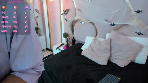 Snapshot of maiyajoness chatting on 10.21.25 maiyajoness online show from 10.21.25