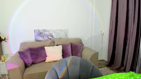 Snapshot of makeyouehappy chatting on 11.27.25 makeyouehappy online show from 11.27.25