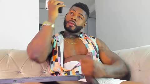 Snapshot of makonneen chatting on 11.01.25 Makonnen online show from 11.01.25