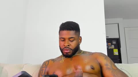 Snapshot of makonneen chatting on 11.22.25 Makonnen online show from 11.22.25