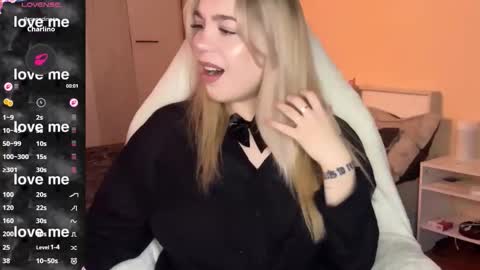 Snapshot of maksisisia chatting on 10.26.25 maksisisia online show from 10.26.25