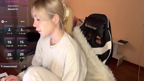 Snapshot of maksisisia chatting on 10.27.25 maksisisia online show from 10.27.25