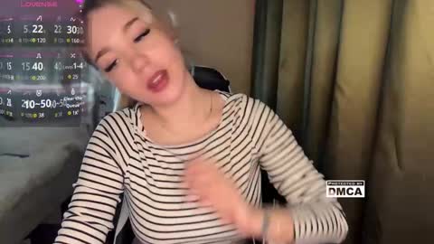 Snapshot of maksisisia chatting on 11.16.25 maksisisia online show from 11.16.25