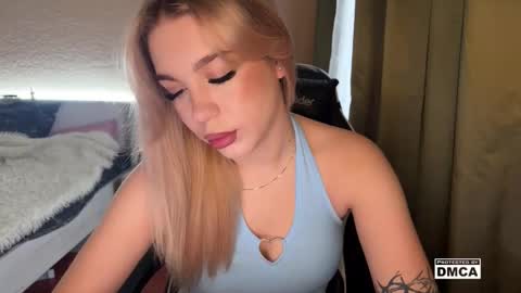 Snapshot of maksisisia chatting on 11.20.25 maksisisia online show from 11.20.25