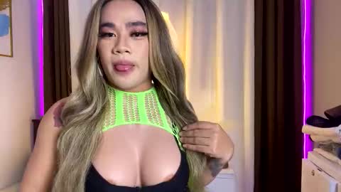 Snapshot of malia_nicole chatting on 11.03.25 malia online show from 11.03.25