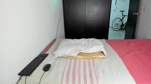 instagram  nueela   online show from 01.05.25