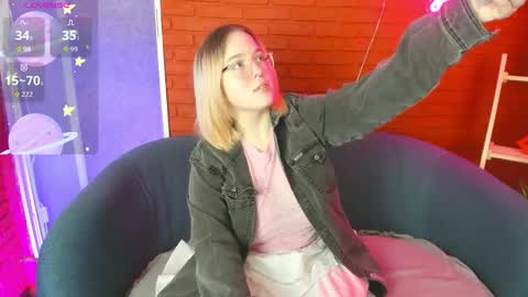 Snapshot of manic_pixie_ chatting on 10.17.25 manic_pixie_ online show from 10.17.25