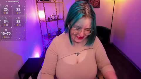 Snapshot of manic_pixie_ chatting on 06.16.26 manic_pixie_ online show from 06.16.26