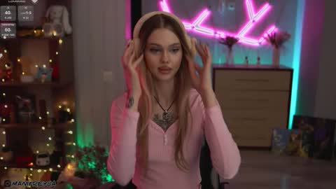 Snapshot of manifreyja chatting on 11.21.25 Amelie online show from 11.21.25