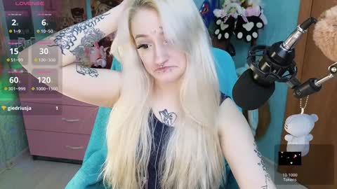 Snapshot of manuela_unicorn chatting on 12.12.24 Manuela online show from 12.12.24