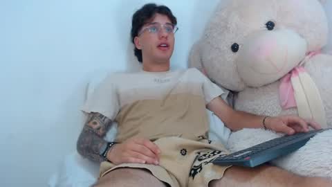Snapshot of manuelr77 chatting on 05.12.26 Manuel online show from 05.12.26