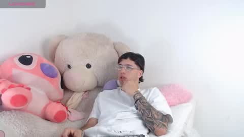 Snapshot of manuelr77 chatting on 05.15.26 Manuel online show from 05.15.26