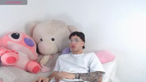 Snapshot of manuelr77 chatting on 05.15.26 Manuel online show from 05.15.26