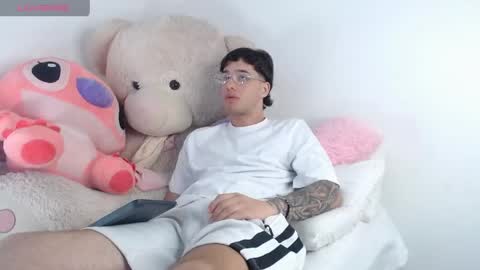 Snapshot of manuelr77 chatting on 05.15.26 Manuel online show from 05.15.26
