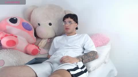 Snapshot of manuelr77 chatting on 05.16.26 Manuel online show from 05.16.26