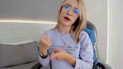 Snapshot of mara_33 chatting on 12.13.25 mara_33 online show from 12.13.25