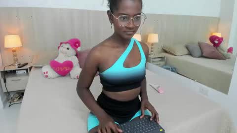 Snapshot of mara_sinclair chatting on 06.12.26 Mara Sinclair online show from 06.12.26