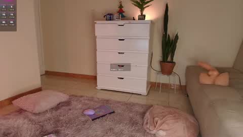 Snapshot of maria_petit chatting on 12.10.24 M. online show from 12.10.24