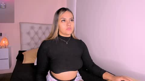 Snapshot of mariana__roe chatting on 12.29.24 Mariana Roe online show from 12.29.24