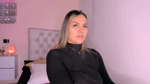 Snapshot of mariana__roe chatting on 02.19.25 Mariana Roe online show from 02.19.25