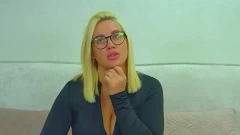Snapshot of marianeumann chatting on 04.30.26 Maria online show from 04.30.26