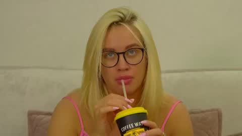Snapshot of marianeumann chatting on 05.15.26 Maria online show from 05.15.26